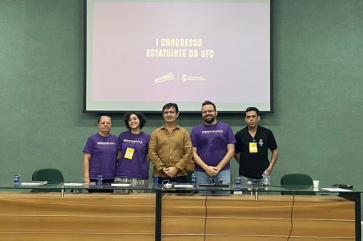 De acordo com o reitor da UFC, Prof. Custódio Almeida, a Estatuinte é “um evento especial e histórico para a Universidade” (Foto: Divulgação) Imagem: Foto posada de membros da Comissão Organizadora da Estatuinte em pé junto com o reitor Custódio Almeida