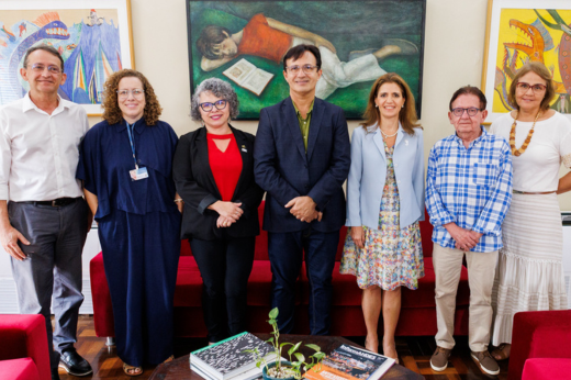 A reunião tratou das etapas operacionais de implantação do Núcleo de Telessaúde do Hospital Universitário Walter Cantídio (HUWC). (Foto: Ribamar Neto/UFC Informa) Pessoas reunidas posando para a foto no gabinete da Reitoria