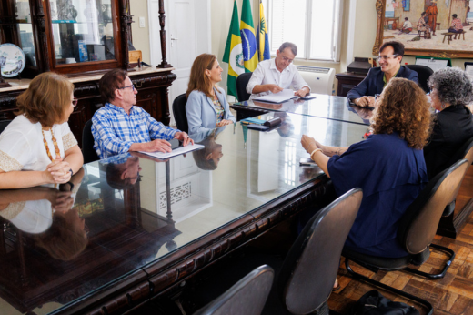 O reitor Custódio Almeida ressaltou que a visita foi importante para definir questões mais operacionais e de financiamento (Foto: Ribamar Neto/UFC Informa) Pessoas em reunião no Gabinete da Reitoria