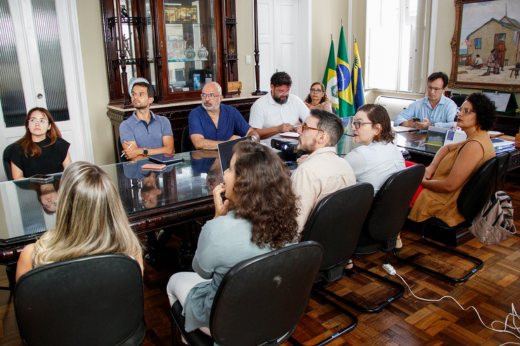 Imagem: Foto da mesa de reunião no Gabinete da Reitoria da UFC com os participantes sentados