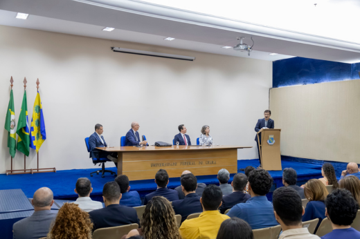 Criado como alternativa nacional para troca de mensagens institucionais sensíveis, o Msg Gov busca fortalecer a soberania digital brasileira (Foto: Guilherme Silva / UFC Informa) Imagem: Foto do Auditório da Reitoria da UFC com destaque para a mesa e o reitor Custódio discursando no púlpito