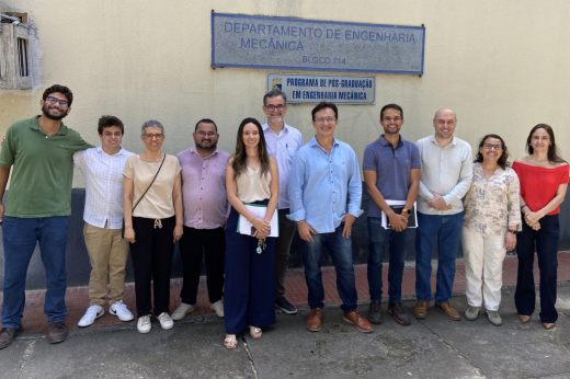 Pessoas posando para a foto, junto ao reitor Custódio Almeida, uma do lado da outra 