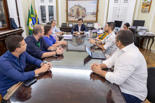 Até o fim de maio, a CCV irá comunicar os resultados finais de outros 3 concursos públicos em andamento, sendo um de TAE, outro de magistério superior e mais um de docentes do Ensino Básico, Técnico e Tecnológico (Foto: Gutierrez Reges / UFC) Imagem: Mesa de reunião do Gabinete da Reitoria com o reitor Custódio Almeida sentado na ponta da mesa