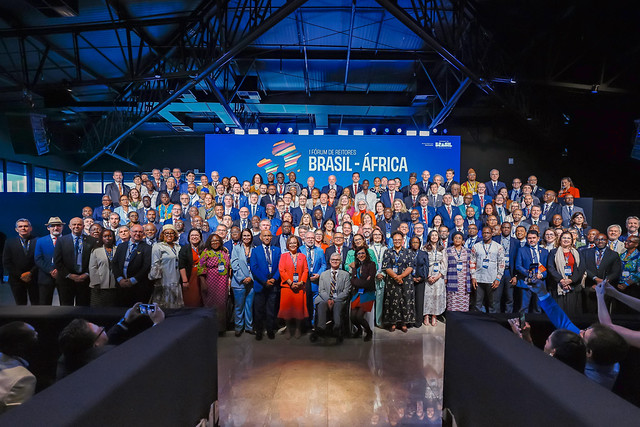 Imagem: Fotos dos reitores e das reitoras do Fórum Brasil-África enfileirados no centro de convenções