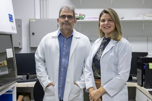 Professor Reinaldo Oriá (à esquerda) e a pesquisadora Synara Lopes (à direita) no Labiconte
