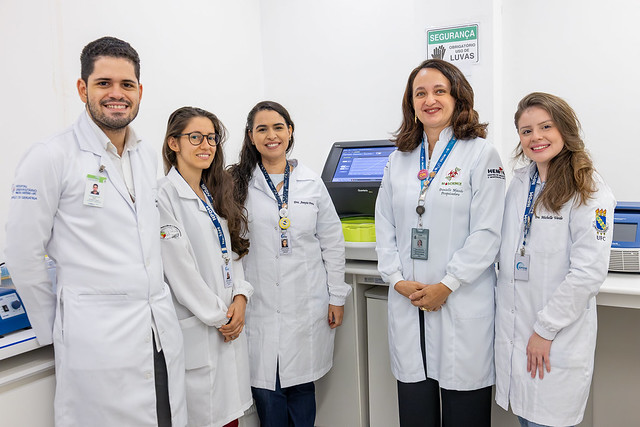 Imagem: Foto da vice-diretora da Faculdade de Medicina, professora Danielle Macedo, e sua equipe de pesquisadores dentro do laboratório