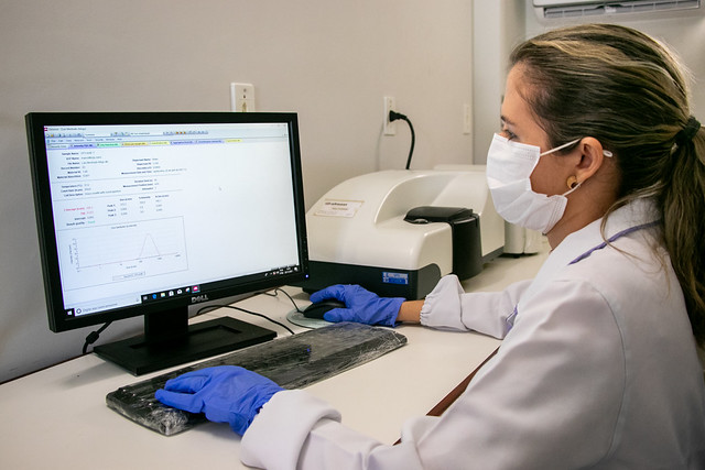 Imagem: Foto de pesquisadora utilizando computador no ambiente de laboratório