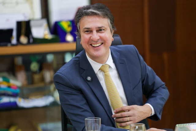 Imagem: Camilo Santana sentado e sorrindo 