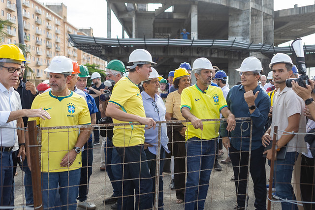Imagem: Foto posada da visita dos gestores públicos no pavimento da sede do futuro Labomar