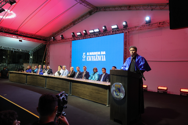 Imagem: Camilo discursando 