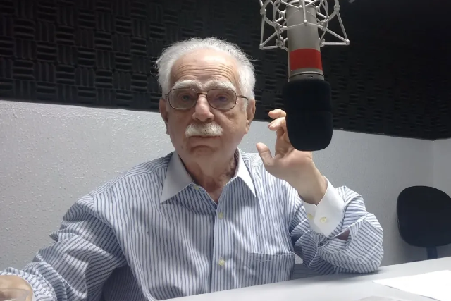 Imagem: Cid Carvalho falando em microfone