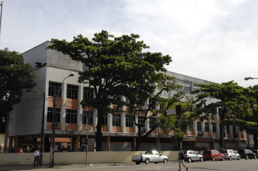 Foto da fachada do prédio do curso de jornalismo, na avenida da Universidade