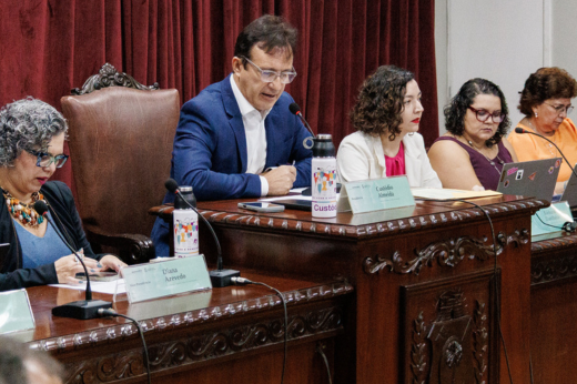 Mesa principal do Cepe, com foco no reitor Custódio Almeida e na vice-reitora Diana Azevedo