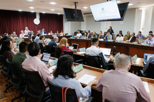 Imagem da reunião do CEPE na sala dos Conselhos 