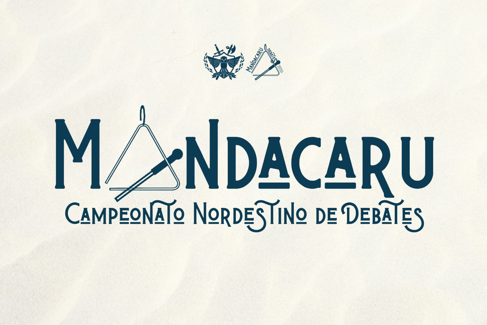 Imagem de fundo bege e letras em verde escuro com o nome Mandacaru Campeonato Nordestino de Debates escrito de maneira estilizada, com um A em formato de triângulo musical