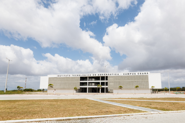 Situado na Base Aérea de Fortaleza, o espaço conta com recursos de projeção de imagens, sons e realidade virtual para possibilitar uma experiência imersiva aos visitantes (Foto: Ribamar Neto / UFC) Imagem: Foto da fachada do novo Campus do ITA em Fortaleza