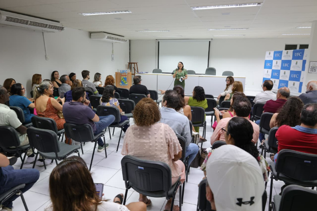 Entrega simbólica das portarias de concessão do Reconhecimento de Saberes e Competências a servidores TAES ocorreu em auditório da Prae (Foto: Victor Braga/UFC) Imagem: Foto do evento de entrega do RSC