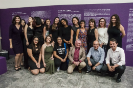 Imagem: Equipe que participou da organização do evento, com o reitor Henry Campos (de blazer); o ex-reitor Jesualdo Farias (camisa azul), a pró-reitora de Extensão, Márcia Machado (camisa branca), e o diretor do Centro de Tecnologia, Prof. Carlos Almir (de camisa branca) (Foto: Viktor Braga/UFC)