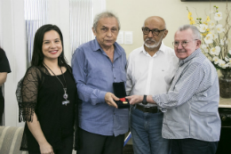 Imagem: A diretora do MAUC, Graciele Siqueira; o ex-diretor do Museu, Prof. Pedro Eymar; o professor e escritor Gilmar de Carvalho; e o reitor Henry Campos no momento da entrega da Medalha do Mérito Cultural a Eymar (Foto: Ribamar Neto)