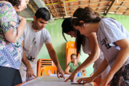 Imagem: O projeto já realizou várias ações sociais, com destaque para a atuação no bairro Parque Presidente Vargas, onde o Canto auxilia na regularização de casas e no mapeamento por meio de cartografia social (Foto: Clarice Nascimento/PREX-UFC)