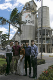 Estudantes em frente à fábrica da Cimento Apodi