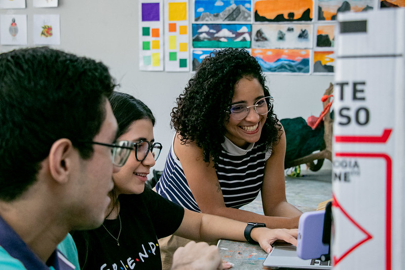 Alunos que já têm isenção da taxa do RU não precisam se inscrever novamente nesta chamada, a não ser que tenham necessidade de atualizar o Cadastro Socioeconônico (Foto: Ribamar Neto/UFC) Imagem: estudantes em laboratório de informática