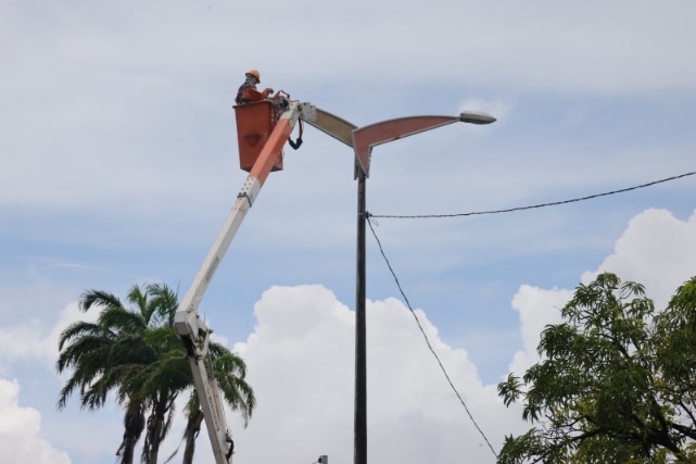 Imagem: A troca das lâmpadas é realizada junto com a Secretaria Municipal da Conservação e Serviços Públicos de Fortaleza (Foto: Marcos Moura) 