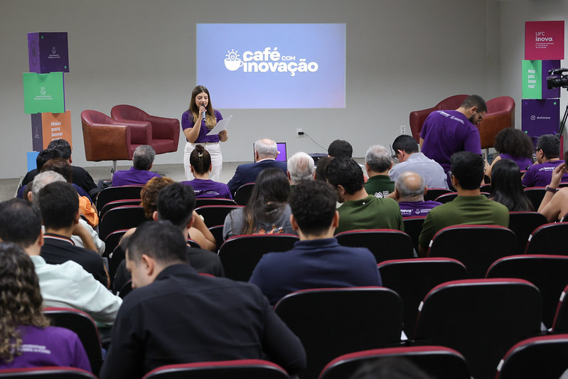 Pessoas em auditório assistindo ao evento