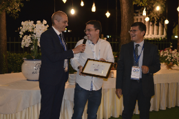 Imagem: O Prof. George Thé (ao centro) representou a equipe de pesquisadores na premiação (Foto: divulgação)