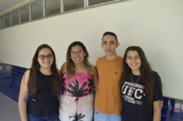 Imagem: foto de quatro jovens em pé, sendo três mulheres e um rapaz