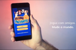 Imagem: cartaz de uma mão segurando um celular com imagem do aplicativo Clube do Resgate
