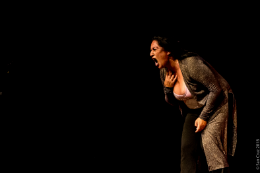 Imagem: foto de uma mulher inclinada como se estivesse gritando