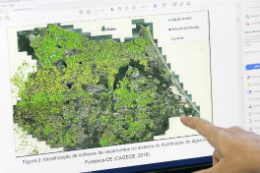 Imagem: foto de uma tela de computador com um mapa que mostra vazamentos em Fortaleza e um dedo apontando para a tela