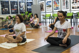 Imagem: foto de servidores sentados em tapete praticando ioga