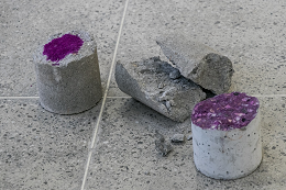 Pedaços de concreto com coloração cinza e outros com cor violeta
