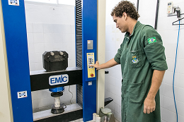 Engenheiro Helano Pimental, do laboratório, utilizando prensa hidráulica