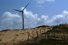 Imagem: foto de um aerogerador em cima de uma duna