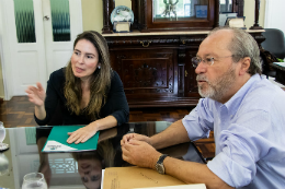 Imagem: foto do reitor Cândido Albuquerque e da secretária Águeda Muniz conversando no gabinete