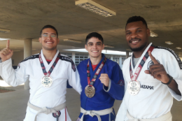 Imagem: Os medalhistas João Victor Silveira, Wilker Nsamo e Luiz David Caminha participam do projeto de extensão Jiu-jitsu como Esporte e Meio de Integração (Foto: Natália Pinho)