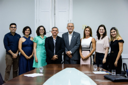 Foto posada com os seis novos servidores empossados ao lado do vice-reitor Glauco Lobo e pró-reitor de Gestão de Pessoas Marcus Vinícius Machado