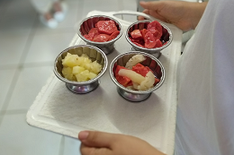 Bandeja com frutas segurada por mulher