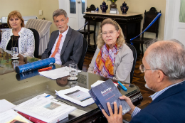 Imagem: Encontro do vice-reitor, Prof. Glauco Lobo, com a comitiva da embaixadora da Áustria no Brasil, Irene Giner-Reichl, aconteceu na Reitoria (Foto: Viktor Braga/UFC)