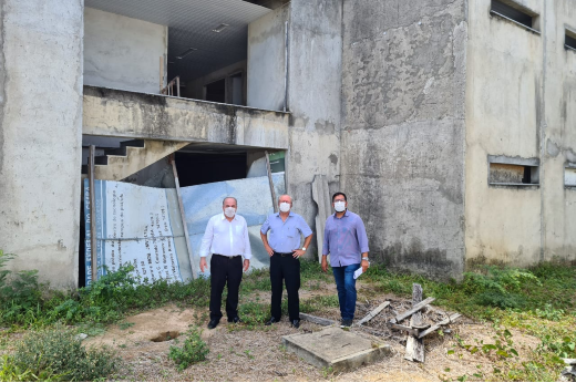 O reitor da UFC, Prof. Cândido Albuquerque (centro), acompanhado do assessor do Gabinete do Reitor, Prof. Ademar Gondim (à esquerda), e do superintendente em exercício da UFC Infra, Eduardo Palheta, em frente ao bloco do Departamento de Engenharia de Produção (Foto: Renato Guerreiro/UFC)