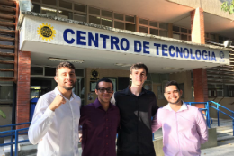 Estudantes em frente ao prédio do Centro de Tecnologia da UFC