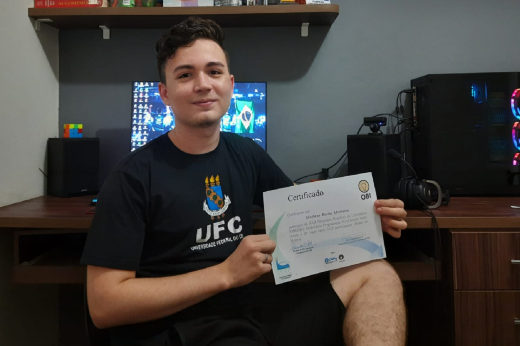 Matheus Monteiro segura certificado de Honra ao Mérito da Olimpiada Brasileira de Informática 