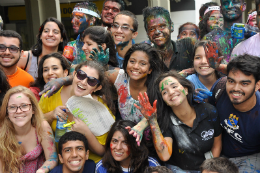 Imagem: foto de grupo de calouros com rostos pintados em dia de matrícula na UFC