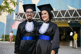 Imagem: Casal de estudantes Thales Rocha e Raquel Couto, concludentes de Engenharia da Computação (Foto: Ribamar Neto/UFC)