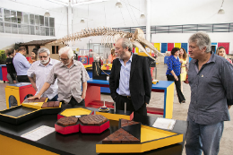 Registro da visita do reitor Cândido Albuquerque à Seara da Ciência