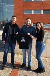 Imagem: foto do Prof. Esequiel Mesquita e dos estudantes Victória Lima e Israel Nilton