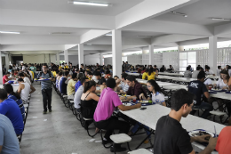 Imagem: foto de um refeitório do RU com estudantes sentados comendo